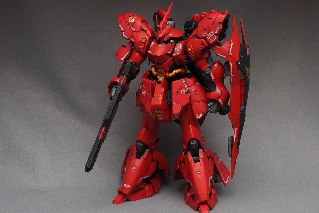 νガンダムもかなりボリュームがあると思いましたがサザビーはさらにボリューミー。1/144というよりはMGに近いサイズ感です。