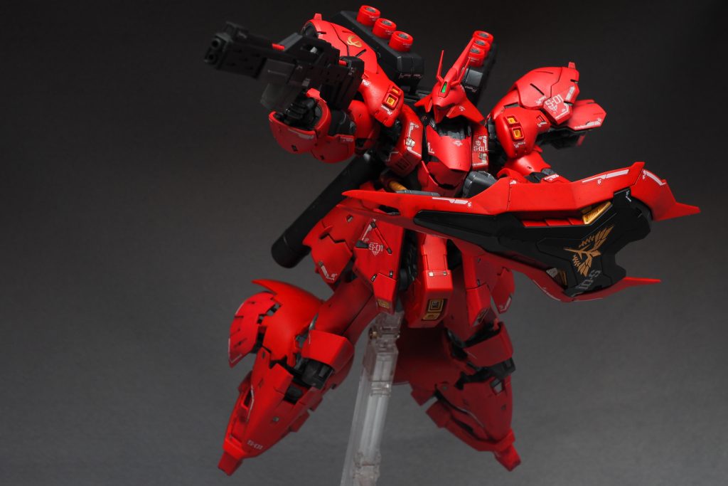 図体が大きい割に関節の可動域は広く、スカートも全て分離して動くのでポージングの自由度はかなりあると思います。が、意外と立位保持が難しいのでスタンドを使うのが良いです。