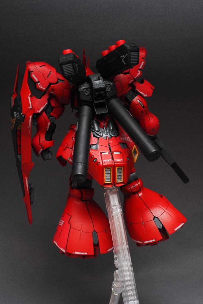 前回作ったνガンダムに比べ内装フレームが露出する部分が多く、スカート内や脚のバーニア内もよく見えるので部分塗装のしがいがありそうです。