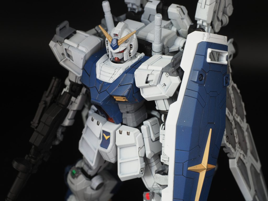 RG2.0を作った記憶も新しいなか、そのままRX-78を作るのもつまらないなと思い、NT-1カラーにしてみました。万博ガンダムの目玉であるG.L.A.S.S.フェザーをどうするか悩みましたが、とりあえずクリアパーツや銀色シールは使わずにおいてあります。これらを使うと、ナラティブガンダムっぽくなりそう