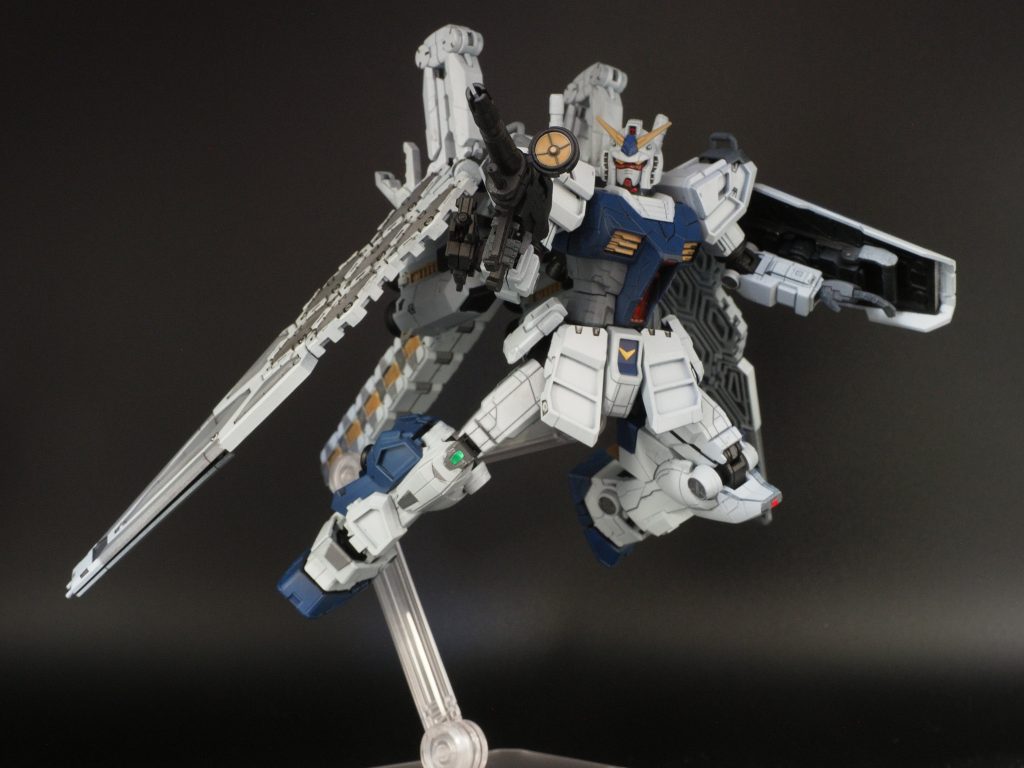 カラーレシピは以下の通り。全体をGS-03 サーフェイサーエヴォ ブラックで塗装。フレーム部分やライフルなどはそのままに。グレー部分:ガイアのNP001 メカサフ へヴィとNP002 メカサフ ライトで塗り分けブルー部分:クレオスGQuuuuuuXブルーイエロー部分:GQuuuuuuXイエロー(腹部のV字は付属のシールを使用)レッド部分:タミヤのエナメル X-7 レッドホワイト部分:クレオス GQuuuuuuXホワイト GQuuuuuuXホワイトは青まじりの白で、全体が寒色系になって引き締まりました。塗装はGaahleri ぷらばんコラボモデル エアブラシを使用。本作からガンプラ塗装にエアブラシを導入しました!