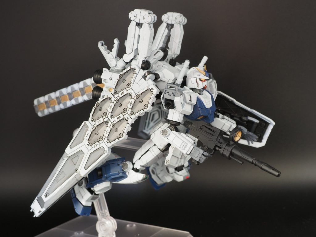 パーツの色分けが細かなRGなどと違って、一括成形パーツの塗り分けが大変でした。特にバックパップの”尻尾”が大変でした。。。