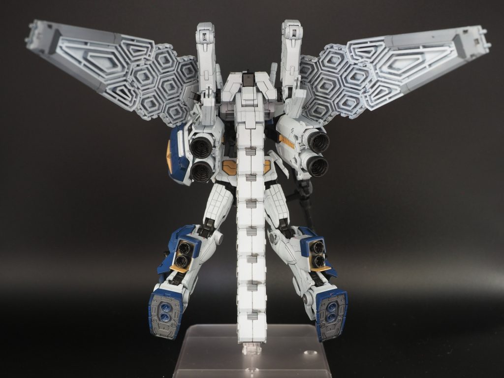 たまたま発売日に見かけて入手した万博ガンダム。暑かった万博に並んで奇跡的に見れたパビリオン、、、半年間ときどき触りながらようやく完成しました。