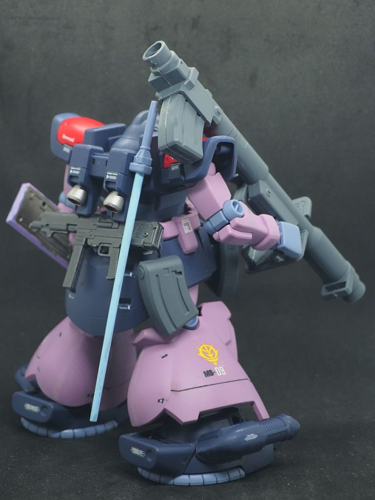 デカールも少なくなっていて、貼る量を制限しなきゃだったんですよね(zaku-kao4)