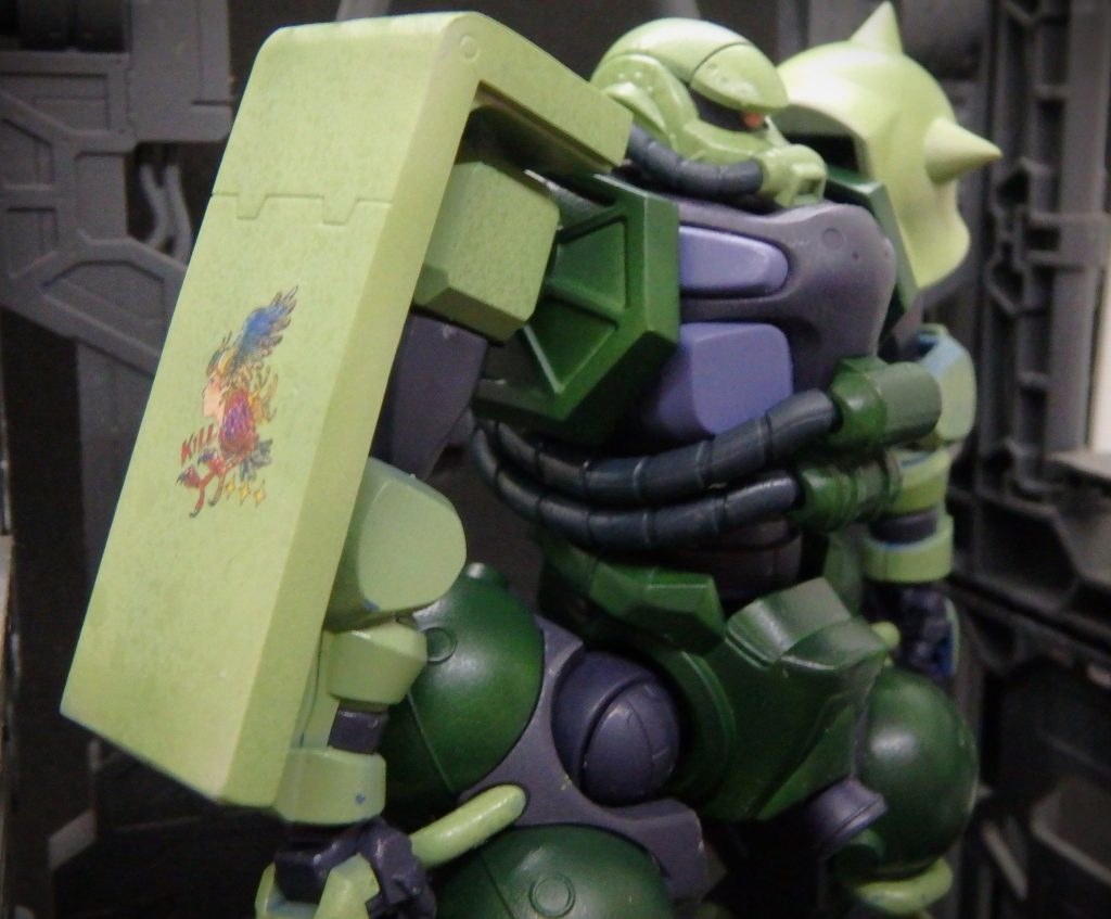 カラーリングはご指定の通りだ。ザクっつったらこの配色だな。ちょっと深緑部分が多くなっちまったが、人の記憶も曖昧なもんってことだな。さて、ご希望のエンブレムも入れたし、あとは行ってこい、親不孝者め。