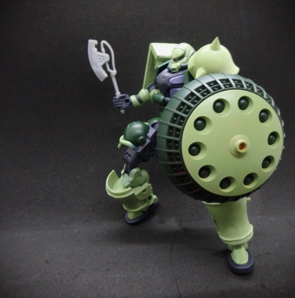 近接武装は手斧と、あとはアンタが拾ってきた盾だ。てか盾なのか? まあ俺が戦うわけじゃないから良いけどよ。