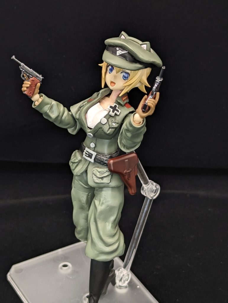 軍帽にネコミミは必要か不要か・・・難しい問いでした。