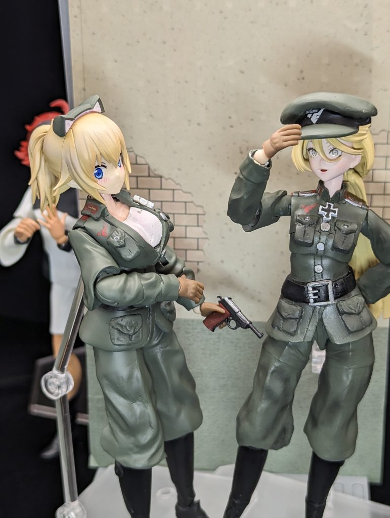 褒められて照れている副官ふみな