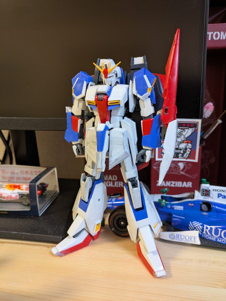 主に胸部と脚部にプラバンを貼りまくっています。少し、鈍重感を出すためにフロントアーマーは大型化、足の土踏まず部分を７ｍｍカットすることで重心が下に行ったのも結構効いてるかと思います。