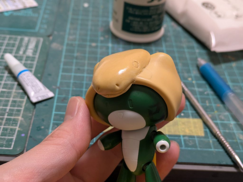 フードと蛇の頭をざっくり盛り付けた所