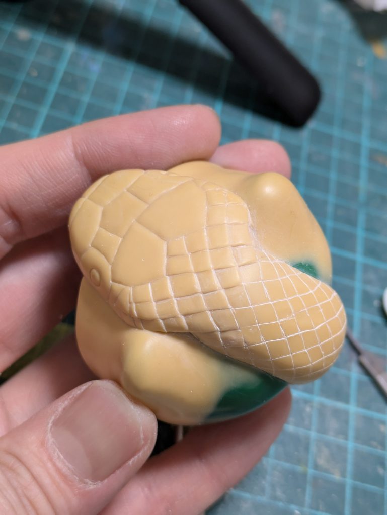 この蛇全体への鱗を彫る作業が始まってしまったのです