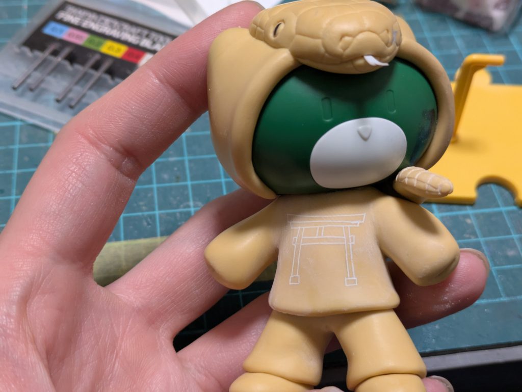 舌もプラ板から切り出してチロっとさせて服に鳥居を彫りました