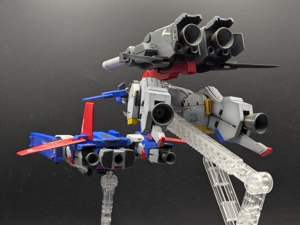 脚の付け根をイジっているのでキチンと閉じられないですが、ソレもまたヨシ!(自己満バックビューは大径スラスターノズルが大量に並びます