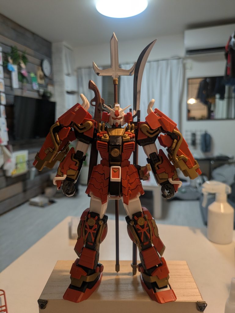 素組完成フロントスカートをはじめ、各鎧はいくつかのパーツで構成されているため密度感はありますが、より和の甲冑の複雑な感じを出すためにプラ板盛りを決行することとしました。