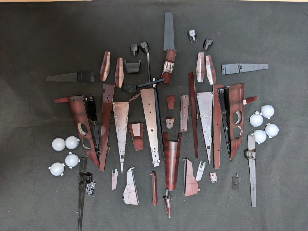 例によってパーツは分解と組み立てが可能です。組み立てるとポロポロ落ちてストレスマックスですけどね！！