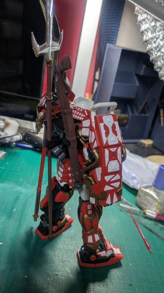 プラ板施工完了トータルで500枚程度貼り付けたかと思います。肩の鎧で迷走してる感が嫌になり、ここでとどめました。