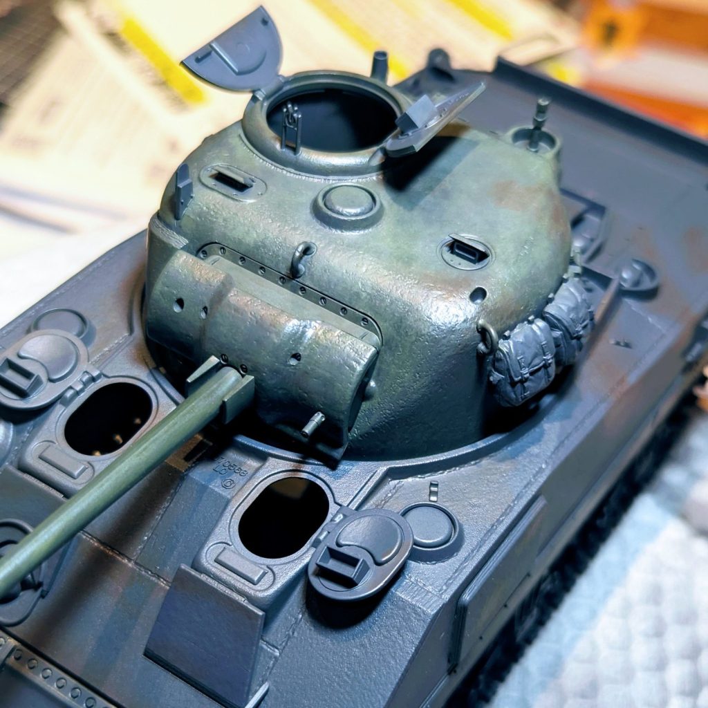 作品名：水性筆塗り修行①M4シャーマン編<p>水研ぎノイローゼになりそうでしたので、 別の脳を使える水性筆塗り修行へ🐾笑 rioさんの清水圭さん式筆塗り見ていて、複層的でカッコいいなとなり、挫折の連続で封印してましたが、訓練開始っ(ΦωΦ)✨ １年前、組っぱなしで放 […]</p>
