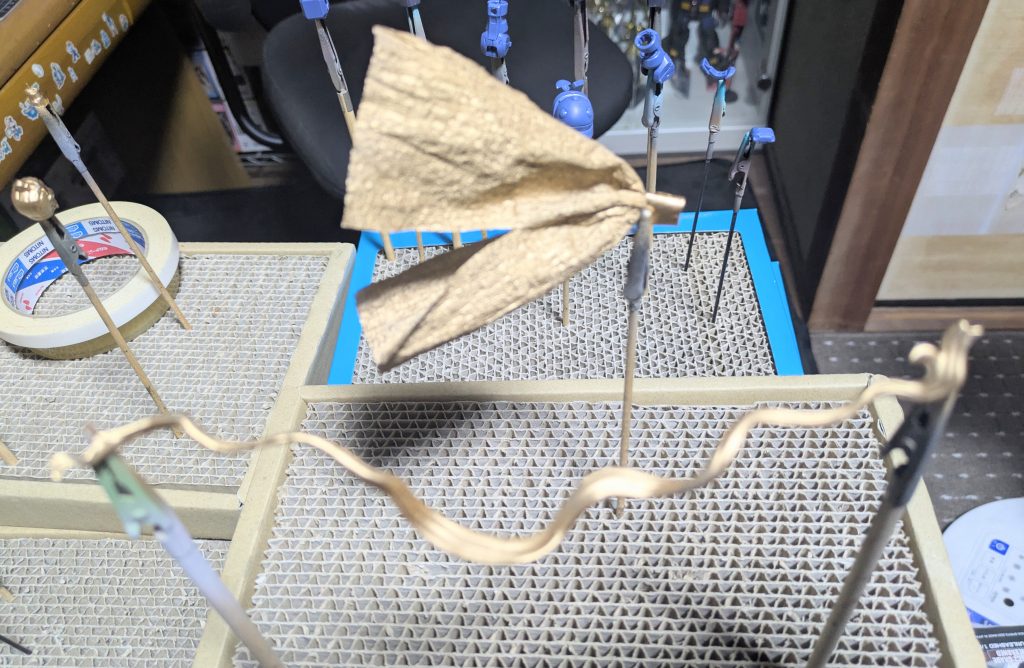 さ、こちらが帯?と腰巻?です✨️実は…帯は金剛力士立像ガシャポンのパーツ✨️、腰巻はキムワイプをテキトーな大きさに切ってゴールドで塗装しただけでした😅でもなかなか雰囲気出てると思いません?😏