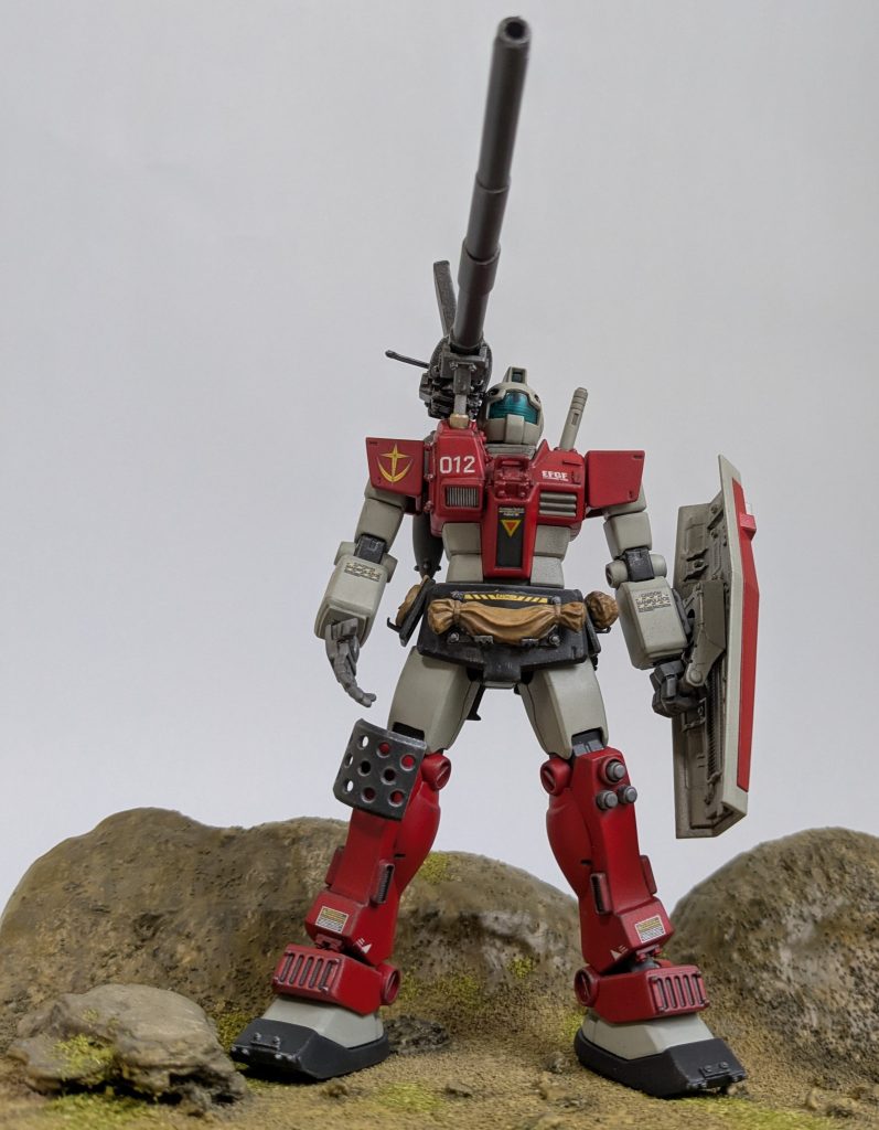 右胸はプラ板とエポキシパテで成型。大砲はプラ棒＋前に作ったゼロ戦の余り部品やらでスクラッチしています。第二次世界大戦風の大砲をイメージ。腰回りの布袋やらは1/35や1/48のタミヤのミリタリーモデルのヤツを使用。 