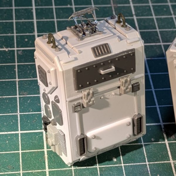 ガンダムEXの陸ガン化に向けて、シンデレラフィットの背負い式武器コンテナをハイディテールに改造。謎にパンタグラフとか付けてます(gundam-kao6)鉄道模型コーナーで250円で2個入りでした👍🏽（1枚目）