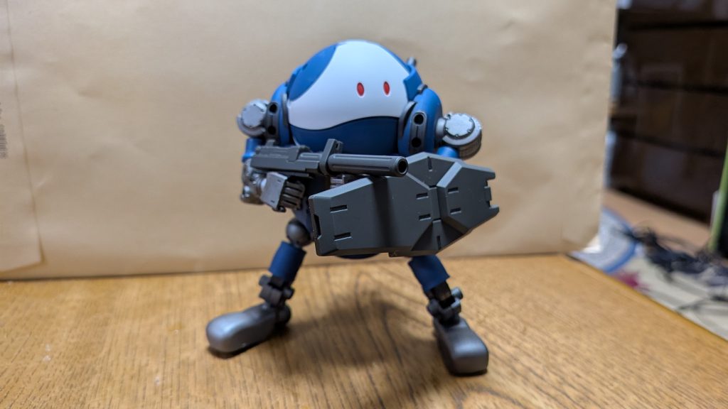 これに似た写真を(元の写真を上書きしてしまいました・・・)Gemini Nano Bananaに渡して「背景を削除して」→「背景を市街戦闘区域にして」「足元に瓦礫を入れて」など指示すると…