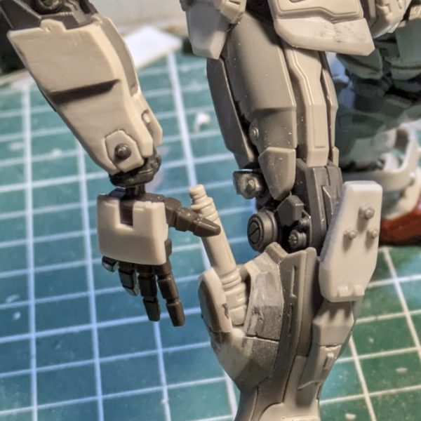 ガンダムEXを陸ガンに改造計画。まだまだ先は長い。陸ガンはふくらはぎからビームサーベルが出るのですが、ガンダムEXは背中なので、ふくらはぎ切った貼ったして無理くりビームサーベルねじ込みました😊ちゃんと収納してフタ閉めれます(gandam-hand2)（1枚目）