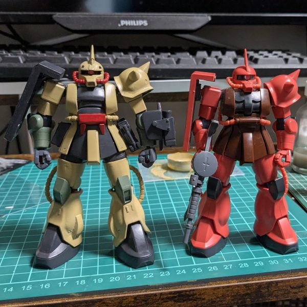 工作がおわったので適当に色乗せ。隣は加工前と同型の素組のジャンクさんです。どうでしょう？工作した甲斐あったかなあ？最初はふつーにグレーサフでも吹こうかとも思ったんですが、全体的に遮蔽力あり気味な色だったんでうりゃっと筆で色乗せなどしました。サンドイエローも2度塗りくらいでどーにかなったし。実はエアブラシもコンプレッサーも塗装ブースも買っちゃったんですが、なんだか勇気が出なくてまだ試せていないのです。あと購入した塗装ブースの選択を間違えてしまって想定していた設置場所に常設できないので、準備がすごくめんどくて。墨入れもデカールもウェザリングもしてないので、のっぺり感がありますね。MSVといえば赤や白や黄色のラインなんですが、ラインデカールとか手元に無いんだよなあ。アクリルガッシュとかで手書きかなあ？（1枚目）