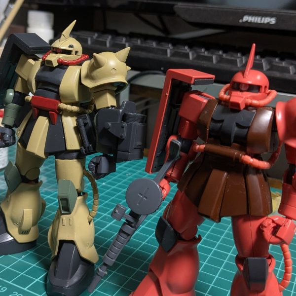 工作がおわったので適当に色乗せ。隣は加工前と同型の素組のジャンクさんです。どうでしょう？工作した甲斐あったかなあ？最初はふつーにグレーサフでも吹こうかとも思ったんですが、全体的に遮蔽力あり気味な色だったんでうりゃっと筆で色乗せなどしました。サンドイエローも2度塗りくらいでどーにかなったし。実はエアブラシもコンプレッサーも塗装ブースも買っちゃったんですが、なんだか勇気が出なくてまだ試せていないのです。あと購入した塗装ブースの選択を間違えてしまって想定していた設置場所に常設できないので、準備がすごくめんどくて。墨入れもデカールもウェザリングもしてないので、のっぺり感がありますね。MSVといえば赤や白や黄色のラインなんですが、ラインデカールとか手元に無いんだよなあ。アクリルガッシュとかで手書きかなあ？（2枚目）