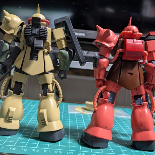 工作がおわったので適当に色乗せ。隣は加工前と同型の素組のジャンクさんです。どうでしょう？工作した甲斐あったかなあ？最初はふつーにグレーサフでも吹こうかとも思ったんですが、全体的に遮蔽力あり気味な色だったんでうりゃっと筆で色乗せなどしました。サンドイエローも2度塗りくらいでどーにかなったし。実はエアブラシもコンプレッサーも塗装ブースも買っちゃったんですが、なんだか勇気が出なくてまだ試せていないのです。あと購入した塗装ブースの選択を間違えてしまって想定していた設置場所に常設できないので、準備がすごくめんどくて。墨入れもデカールもウェザリングもしてないので、のっぺり感がありますね。MSVといえば赤や白や黄色のラインなんですが、ラインデカールとか手元に無いんだよなあ。アクリルガッシュとかで手書きかなあ？（3枚目）
