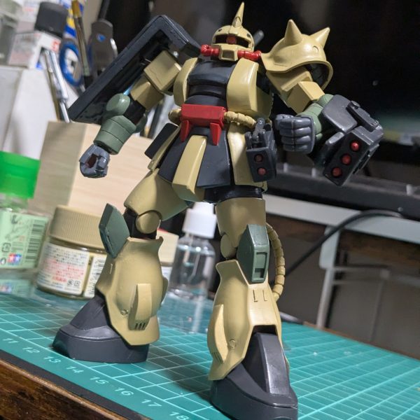 工作がおわったので適当に色乗せ。隣は加工前と同型の素組のジャンクさんです。どうでしょう？工作した甲斐あったかなあ？最初はふつーにグレーサフでも吹こうかとも思ったんですが、全体的に遮蔽力あり気味な色だったんでうりゃっと筆で色乗せなどしました。サンドイエローも2度塗りくらいでどーにかなったし。実はエアブラシもコンプレッサーも塗装ブースも買っちゃったんですが、なんだか勇気が出なくてまだ試せていないのです。あと購入した塗装ブースの選択を間違えてしまって想定していた設置場所に常設できないので、準備がすごくめんどくて。墨入れもデカールもウェザリングもしてないので、のっぺり感がありますね。MSVといえば赤や白や黄色のラインなんですが、ラインデカールとか手元に無いんだよなあ。アクリルガッシュとかで手書きかなあ？（4枚目）