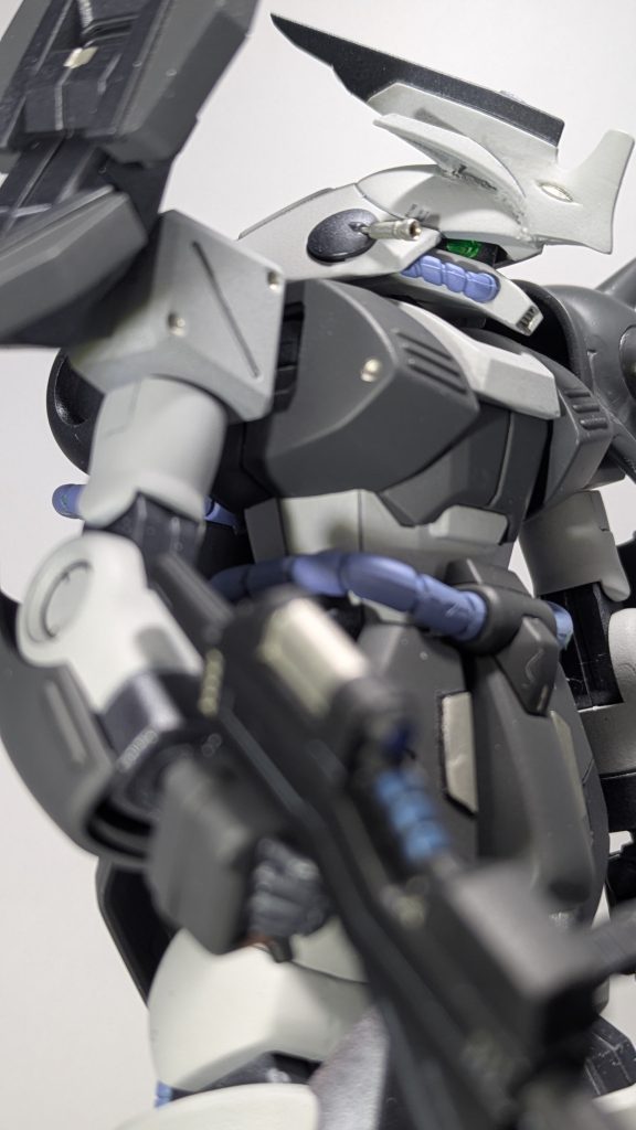 真正面のモノアイでもいいけど流し目のほうがすき。頭はグエルディランザの角。案外似合ってると思う。