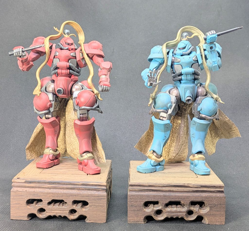 さ、お待たせ致しましたっ✨️２体揃い踏みショットです😊因みに土台は大手通販でポチりました😂