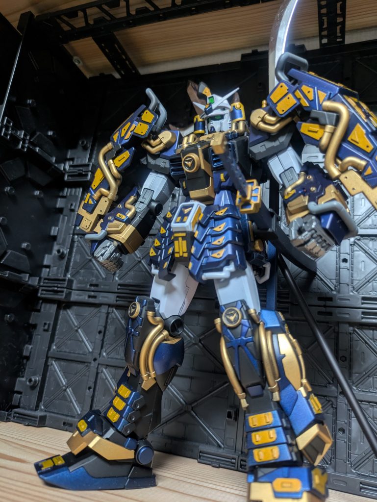 全体像成形色は赤基調の鎧ですが、せっかくの名(迷)作 PS3真・ガンダム無双のオリジナル機体。よりオリジナリティを出すため、スターブライトアイアン(G)×ディープクリアブルー(C)を使って、プリズムじゃないブルーブラックを目指しながら、マットキャンディ塗装で仕上げました。