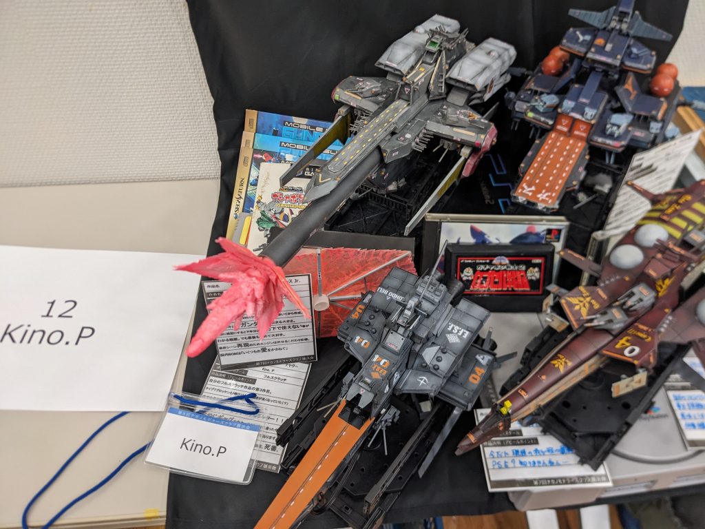 今回も１０月のナガノモデラーズに出展してきました！ムサカ級を作り上げた後、燃え尽き症候群になってもう模型はいいかなぁ、引退しようかなぁと考えてました。ナガノモデラーズも２回だしましたし、ね？けれども最終日の片付けのときに熱心にムサカ級のことを聞きに来てくれた子（高校生）がいて、しかもラー・チャターをサイトでみてくれたとのこと。実物を見られてうれしいととても喜んでくれました。彼の一言で次も作ることにしました。１人でもファンがいてくれるなら、楽しみにしてくれる人がいるなら。私は作ろう、永遠に。それでは次回作で！！