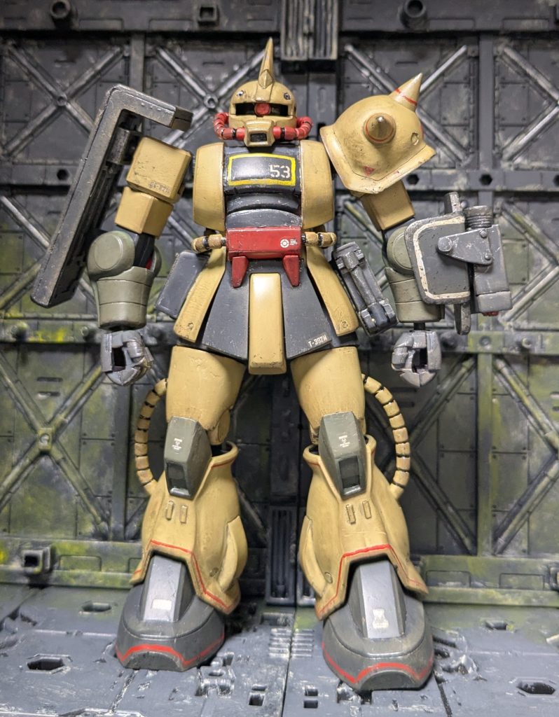 正面。胸の部分はなぜかジャンクボックスの中にひとつだけ転がっていたグフカスタムの足先パーツからカカトとつま先部分をぶったぎって貼っています。今考えるとプラ板でふつーに作った方が綺麗にできたかもしれないですね。ツノはプラ棒から削り出し。よくみると曲がって生えてます。残念。バルカンは1.5㎜の穴開けてライターで伸ばしたランナーを差し込んで作成。赤い腰のパーツはプラ板プラ棒。膝は元パーツに空けた穴にプラ板で造形してます。