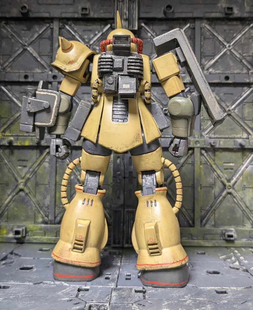 背面。今回いちばん手がかかったのがこのバックパックです。WEBで見る作例だと旧キットのパーツを利用しているのが殆どだったんですが、旧MSVのキットなんていう貴重なブツなどあるわけもないので泣く泣くプラ板で自作しました。めんどかった。厳密な形状は再現出来てはいませんが、まあそれっぽければ良いよね。腰後ろはバズーカラックをごりっとオミットしてそれっぽい形状をプラ板で。スネの排熱スリットっぽいのもプラ板工作ですね。これも曲面に貼り付けなくちゃなので地味にめんどかったです。