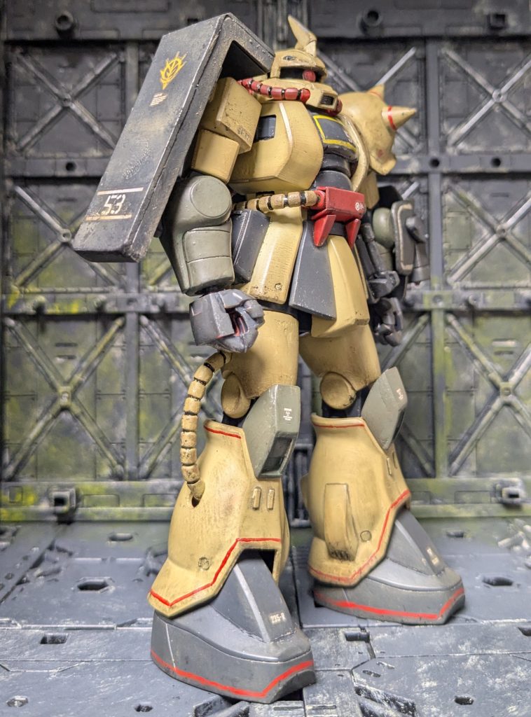 右から。盾はプラ板で厚みを増してC面とか強めに削って出す感じにしてます。デカールは旧ザク用のですね。腰のクラッカーポットはただの箱。開きません。