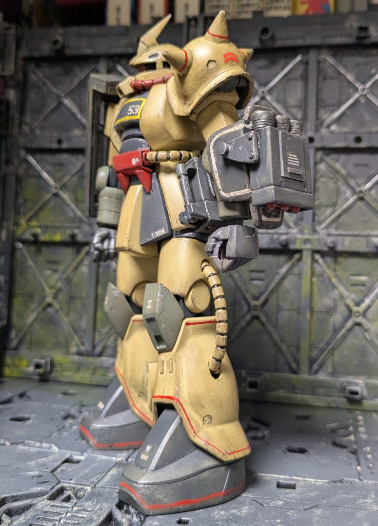 左から。肩のアレは本来だったら直線的な形状なんですが、ちょっと今の私の技量では再現できなさそうだったので今回はスルー。腕の追加装甲はプラ板で作成。三連ミサイルポットは本来足につけるやつを加工してそれっぽくでっち上げてます。バーニアっぽいのはたしかユニコーンガンダム系のジャンクから奪ったやつだったはず。