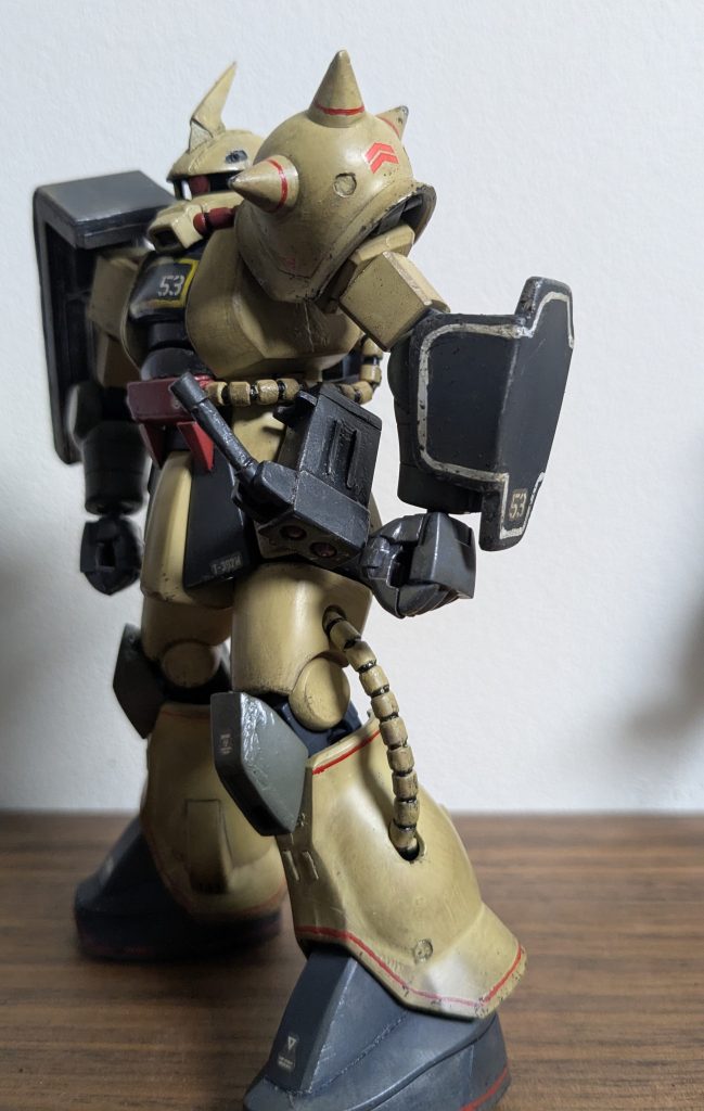 腕の3連ミサイルポットはネオジム磁石を仕込んで脱着式にしてみました。なぜなら抜き差しする穴やら突起やら作るのが面倒だったから。腰の2連ポットはプラ版とランナーで。腰との接続部にボールジョイント仕込んで持ち手も動くようにしたんですが、組み立ててみたら動力パイプと干渉して前に向けないという大ミス。めんどかった作業がおじゃんです。ぴえん。