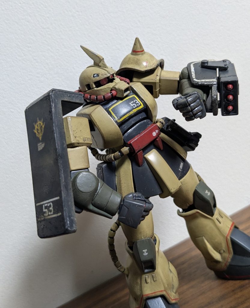 MSVっぽさを象徴する赤とか白とか黄色のラインはデカールにするかマスキングしてちまちま塗るかなんて悩んだんですが、なんかどれも面倒だなあってことでうりゃっとラッカー塗料面相筆で一発書き。遠目に見ればそれっぽくはなったかと。拡大して見てはいけない。工作と塗装の雑さは汚してごまかせってことでウェザリングマスターやらドライブラシやらチッピングやらでごまかし汚しを強めにいれました。 というわけで、無駄に余っていた旧HGUCのザクⅡをザク・デザートタイプ（もどき）に改造するの巻でした。やっぱMSVはいいなあ。子供だった頃のガンプラブームで買えたり買えなかったりしたあれやこれを思い出します。MSV化はまた何か挑戦してみたいですねえ。