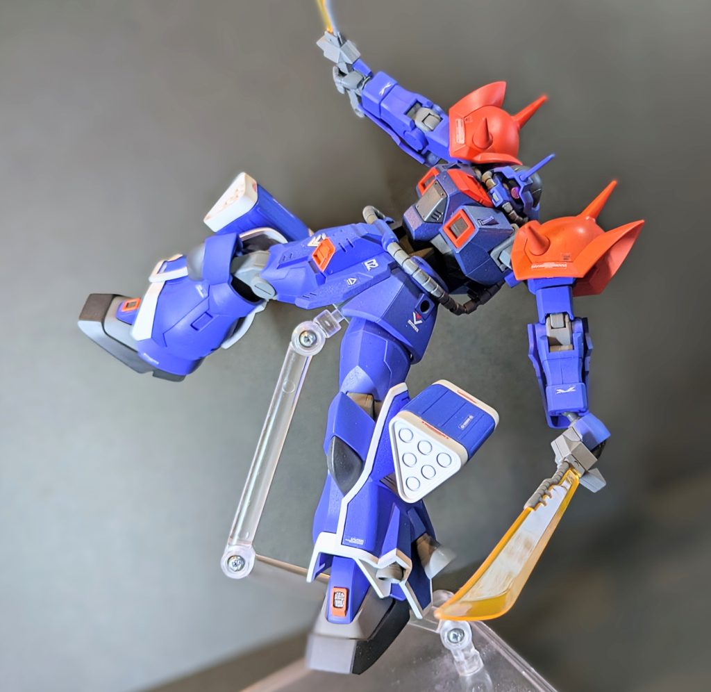 足の関節はちょっと可動範囲狭いです。