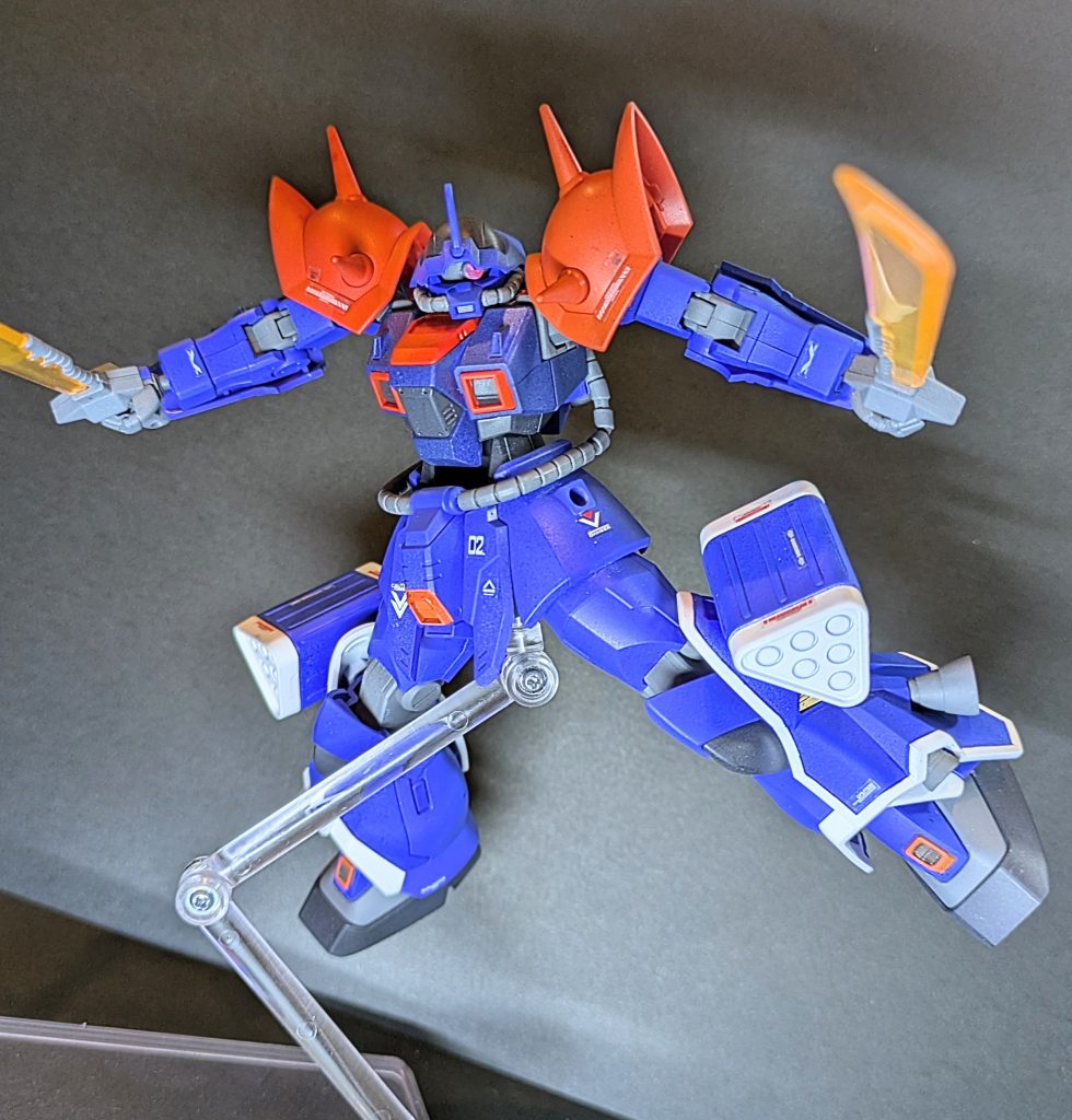 モノアイがユルユルで勝手に動いてる。。