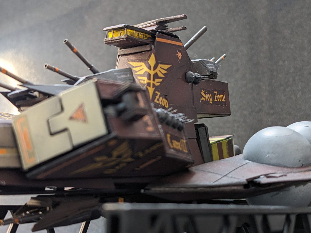 艦橋のアップ。粗が凄いですが、迫力があって好きな造形です。主砲の形は劇中とは全く異なります。これは何度も作り直したのですが、コトブキヤのパーツが絶版となり、薄い主砲が作れなくなったためやむを得ずこの形にしました。