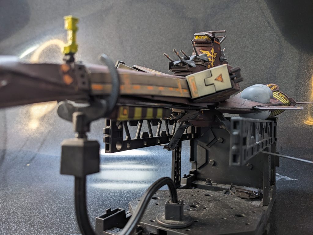 少し煽り気味なアングルで。このすらっとした体系が大好きです！！背景紙の裏表を間違えて光を思いっきり反射しちゃってますね・・・。