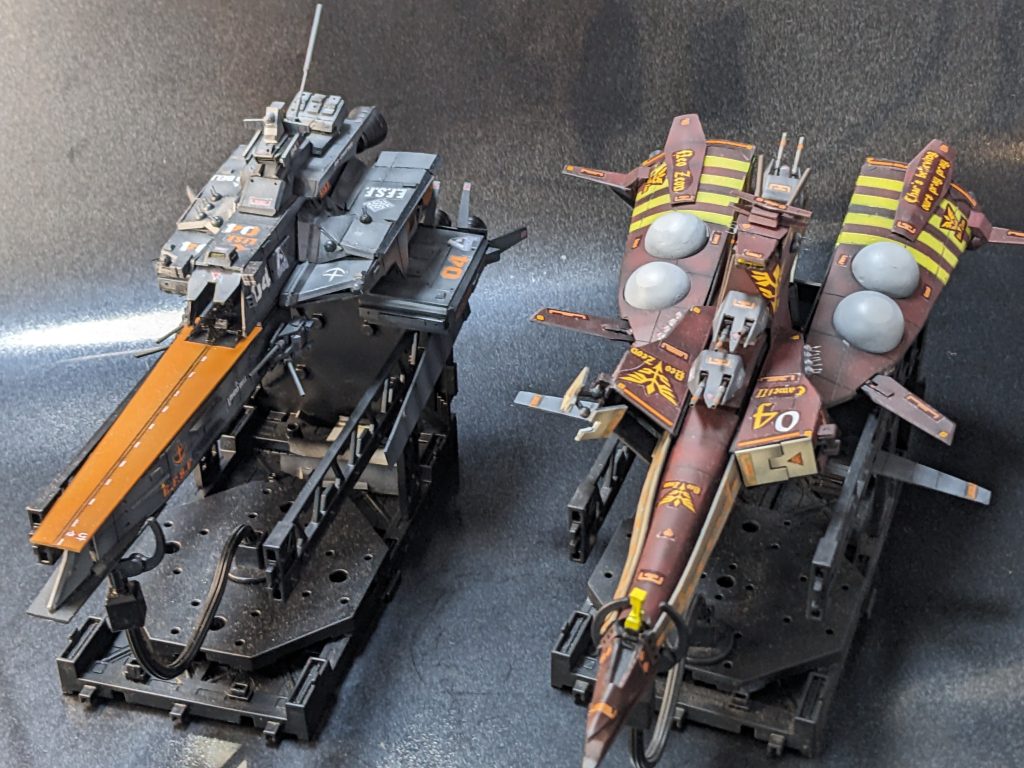 ラー・チャター（クラップ級）とムサカ級の比較。クラップ級は２５０ｍ、ムサカ級は３５０ｍで作成。そのため、ムサカ級の方が少し大きくなっています。クラップ級は第二次世界大戦のアメリカの駆逐艦とか巡洋艦のイメージで作りました。対してムサカ級は第二次世界大戦の旧日本帝国海軍の巡洋艦とか駆逐艦のイメージ。前者は合理性の塊で、カタログスペックに表れない生産性、居住性も重視、後者は個艦の戦闘力を高めて武装マシマシにして数の劣勢を補う目的ですかね。