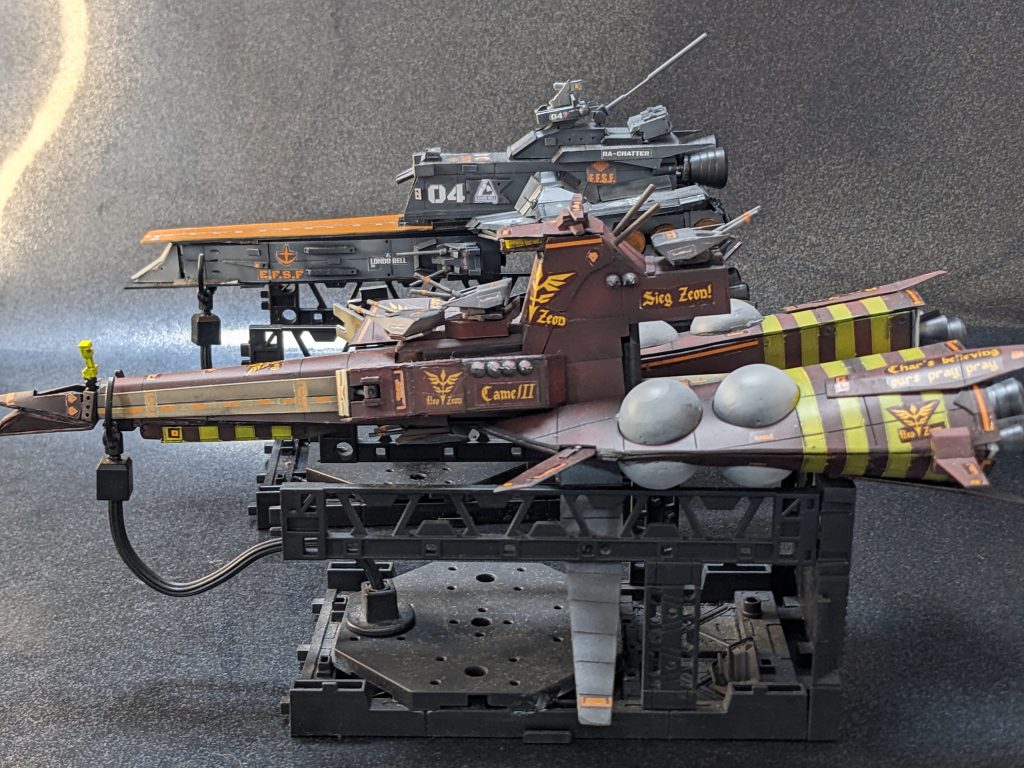 世が世なら戦闘を交えずに並んで航行することもあったでしょうか？そんな妄想を搔き立てられる並走。片や旗艦を守るため盾となり、片や作戦のために核を搭載したまま地表に激突する運命。艦長の気持ちを考えると泣けてきます。