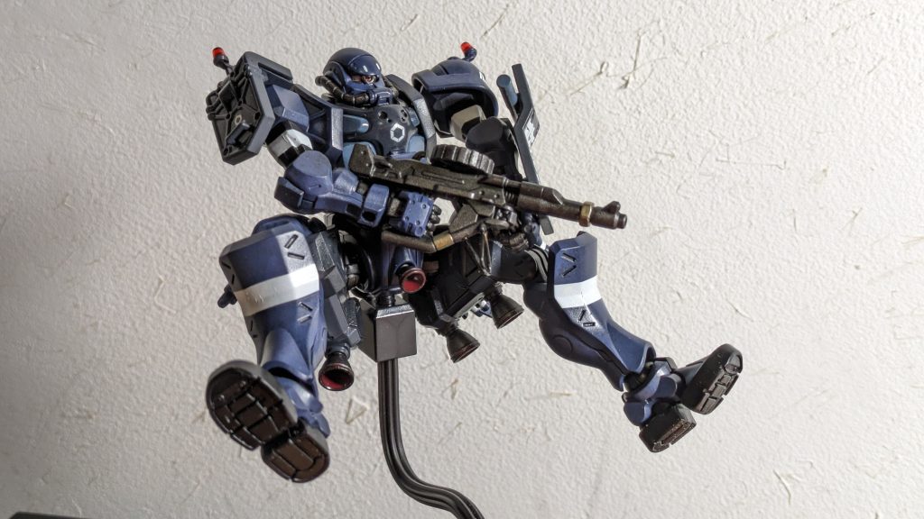 足の底面は土踏まずあたりで２つにカット分断し、少し開けるようにしています。プロモデラーの方がやってたんで真似しました(gundam-kao2)