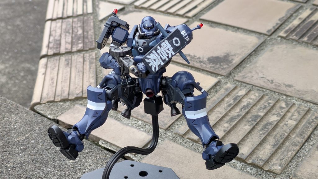 着色方法はお化粧用のパフ？で着色。どんな色味がいいのか悩んだんですけど、結局模型ショップで見つけたティターンズブルーをメインカラーとして着色。あと付属のシールだと綺麗に貼れないかもと思いデカールを購入し貼ったんですか、メインの「警察」の部分を軟化剤付着後に弄りすぎて破いちゃったんで、泣く泣く付属のシールを貼りました(gundam-kao9)