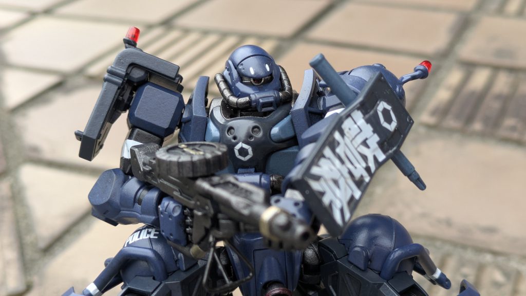 マシンガンの三角の部分の中身が強度出すためなのか埋まってたんで、切り離して真鍮線で作り直しました。コチラもモデラーさんの改造を参考にさせていただきました(zaku-kao4)