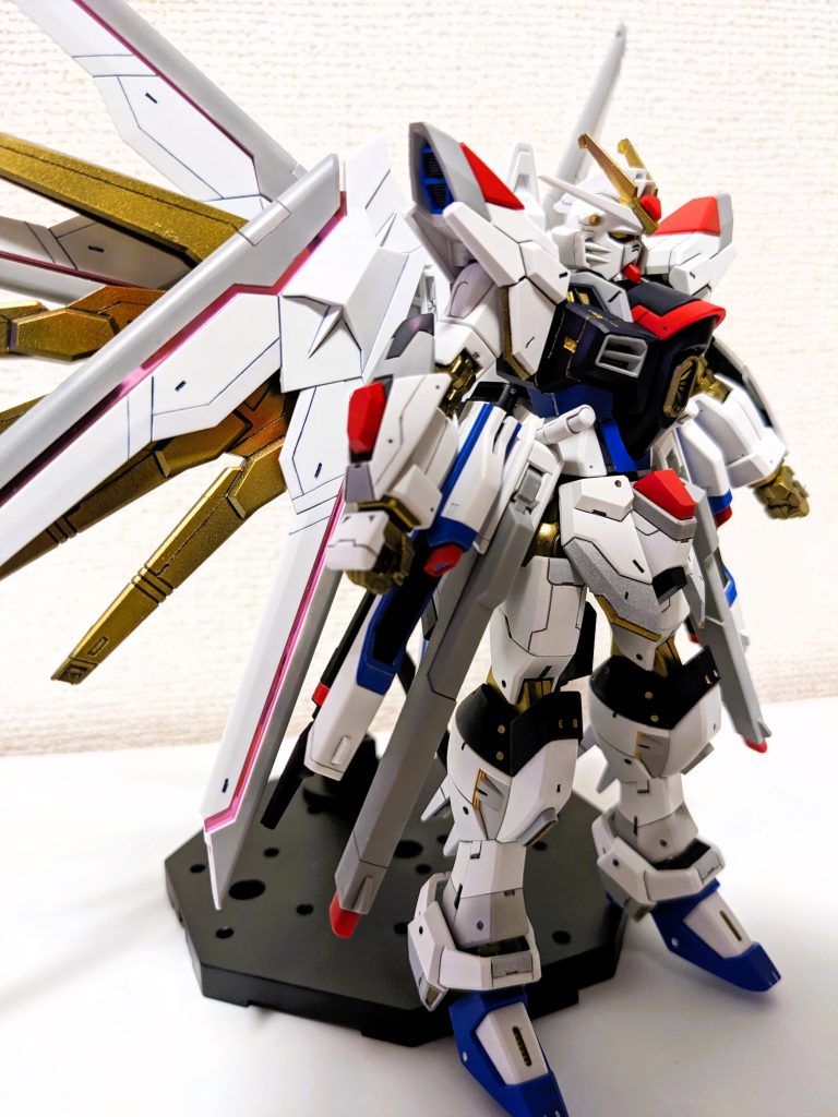 今回はスジボリを多く入れました、途中でちょっと嫌になりましたが・・・(笑)やはり組んでみると、いい形でスジボリが生きています。厚みがある仕上がりになりました。ちなみに自立では絶対に立ちませんね・・プラウドディフエンダー(以下・・羽)をつけなくてもちょっとやばいくらいです)